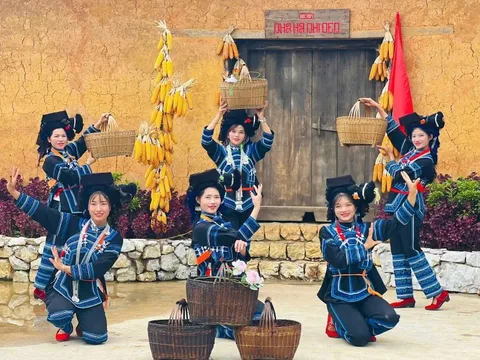 Hàng nghìn du khách đến Fansipan trải nghiệm lễ hội 'Mùa vàng bản Mây'