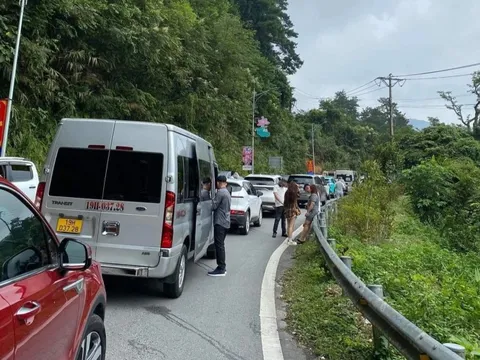 Nghìn người đi Tam Đảo nghỉ lễ, đường lên núi tắc suốt 3 tiếng