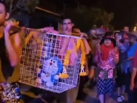 Thái Lan: Dân làng rước mèo Doraemon trong nghi lễ cầu mưa