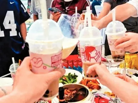 Trào lưu uống trà sữa thay rượu bia ở Trung Quốc