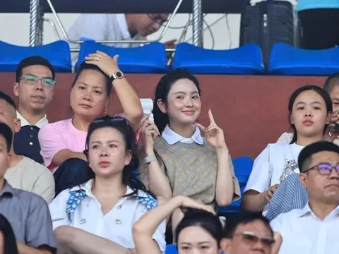 Chu Thanh Huyền nhí nhảnh tạo dáng trước ống kính truyền thông