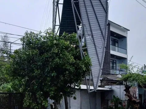 Bão số 10 cuốn bay mái nhà, quật đổ cây ở Huế, dân Quảng Trị vào hầm trú ẩn