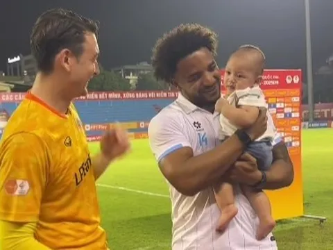 Văn Lâm ‘xin vía’ Xuân Son cho con trai