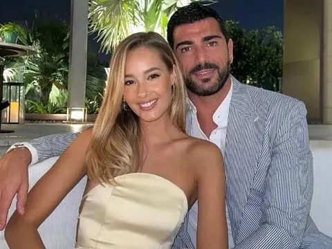 Cựu sao Ngoại hạng Anh kể về cuộc sống mới sau khi ly hôn "người phụ nữ đẹp nhất thế giới"