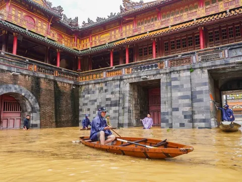 Lũ ngập ngang người trước Đại nội Huế