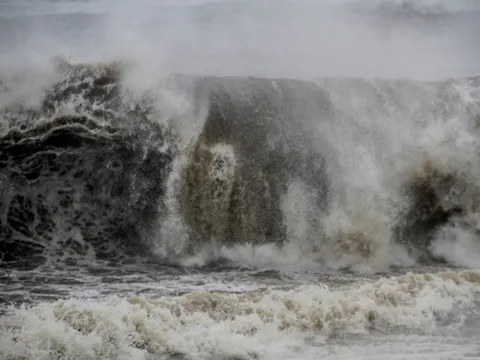 Sóng biển Quy Nhơn dữ dội, trời đen kịt trước bão số 13