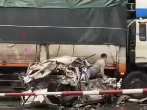 Ô tô nát bươm sau tai nạn, tài xế thoát chết thần kỳ, tự mở cửa chui ra ngoài