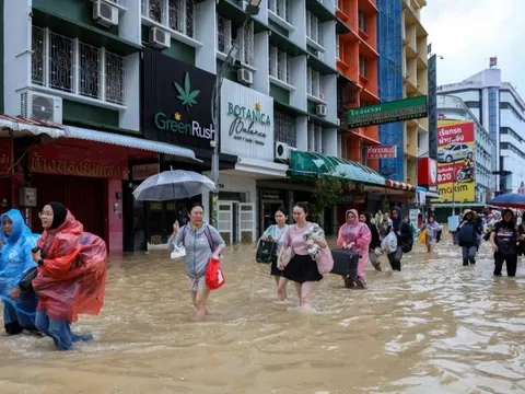 Du khách kể phút sinh tử trong lũ lịch sử ở Thái Lan