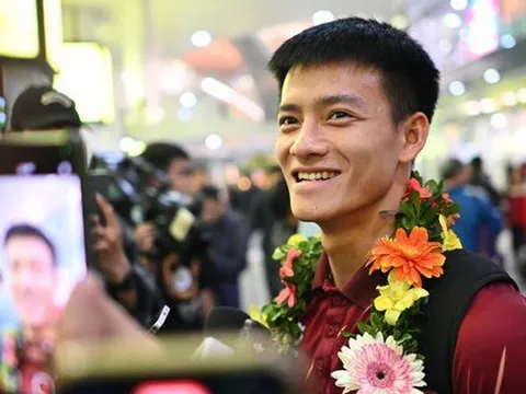 U22 Việt Nam sáng rực cả sân bay Nội Bài trong ngày mang HCV SEA Games về nước