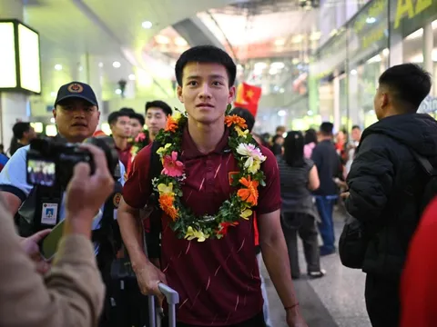 "Người hùng" U22 Việt Nam Thanh Nhàn về nước trong vòng tay người hâm mộ: "Đông quá ạ, thật sự rất tuyệt vời"