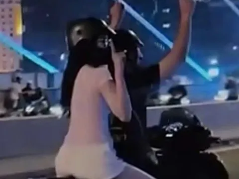 Đôi nam nữ chạy SH chỉ 2 tay lên trời trên cầu Ba Son