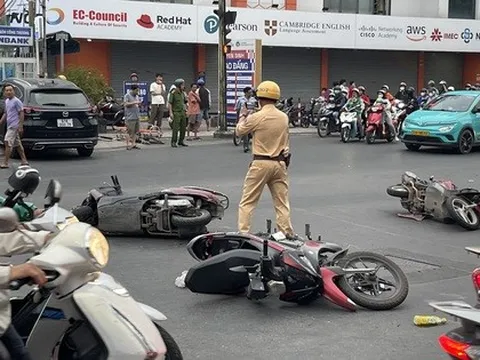 Ô tô lao nhanh tông 5 xe máy ngay giao lộ ở TPHCM