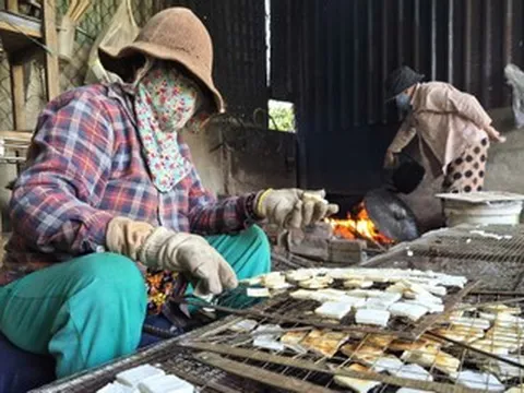 Đỏ lửa giữa đêm, làng bánh gia truyền ở Đà Nẵng tất bật vào vụ Tết