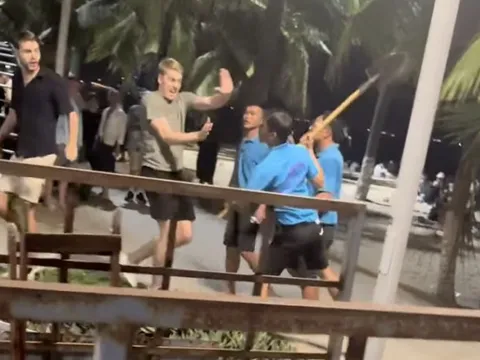 Đình chỉ quán bar có nhân viên cầm xẻng dọa khách nước ngoài ở Nha Trang