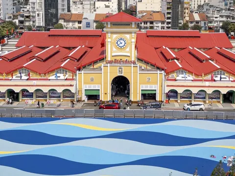 Biết gì về lớp sơn mới trước chợ Bến Thành?