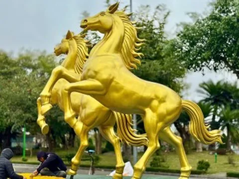 Linh vật ngựa mạnh mẽ tung vó tại Lạng Sơn trước thềm tết Bính Ngọ