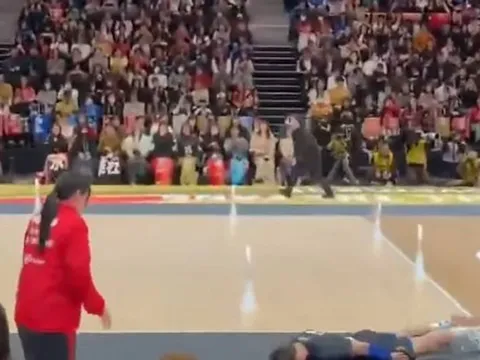 Đang viral màn xin lỗi độc lạ của VĐV Nhật Bản sau sự cố ném bóng trúng cô bé ngoài đường biên