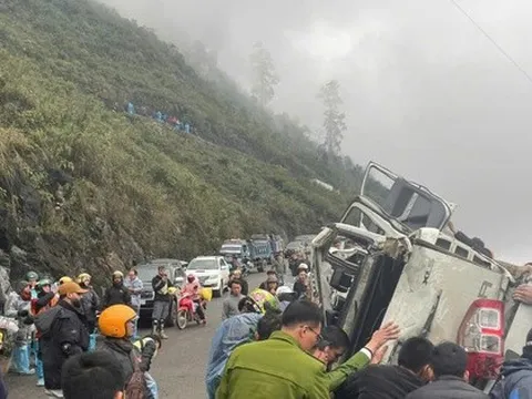 Xe ô tô bán tải gặp nạn dập nát, 3 người bị thương