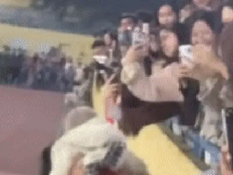 Văn Hậu hôn Doãn Hải My giữa sân Hàng Đẫy trước hàng ngàn khán giả gây xôn xao