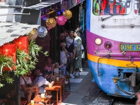 Mời du khách rời phố cà phê đường tàu sau vụ cô gái ngồi sát đường ray