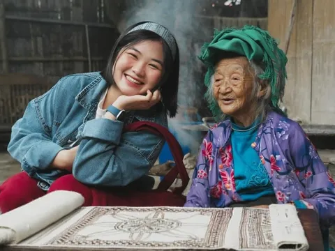 Khách Tây 'tan chảy' vì một câu nói của cụ bà 97 tuổi Hà Giang
