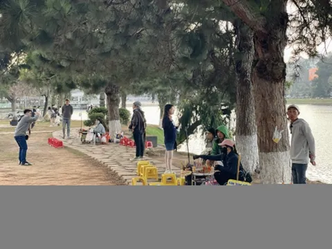 Hàng rong vẫn lén lút bày bán quanh hồ Xuân Hương, Đà Lạt