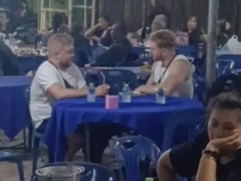 Khách Tây nhầm đám tang là nhà hàng, được mời ăn uống ở Thái Lan