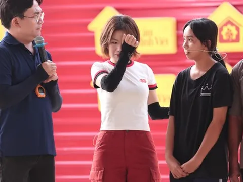 Nữ ca sĩ bật khóc, bỏ tiền túi cho hai chị em mồ côi về quê giỗ mẹ