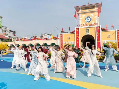 Tháo hàng rào khu vực 'sóng nước' trước chợ Bến Thành