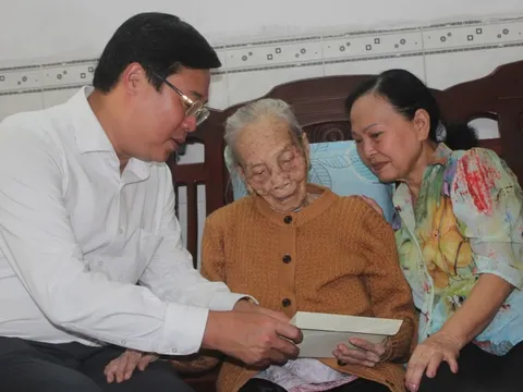 Phó Bí thư Thường trực Thành ủy TPHCM thăm Mẹ Việt Nam Anh hùng và trẻ em khó khăn