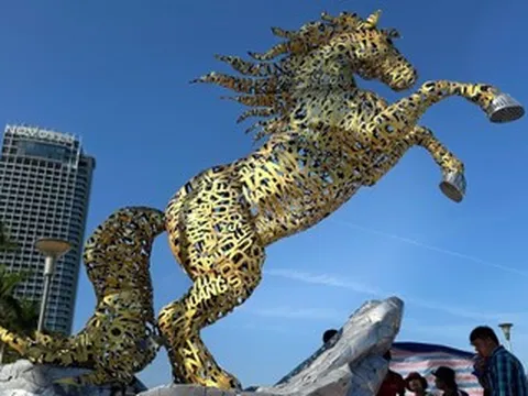 Mãn nhãn linh vật ngựa sắt ghép 94 địa danh ở Đà Nẵng