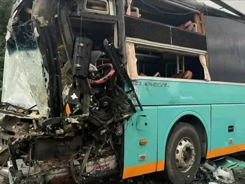 Va chạm liên hoàn giữa 4 ô tô trên đường cao tốc Vân Phong - Nha Trang