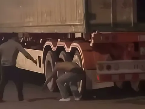 Người đàn ông bị đánh gục ở khu vực Cửa khẩu quốc tế Cha Lo