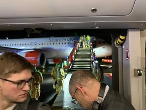 Hành khách hoảng hồn vì phi công cất cánh 'nhầm đường'