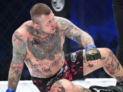 Võ sĩ MMA cắn suýt đứt tai đối thủ, tái hiện bê bối của Mike Tyson