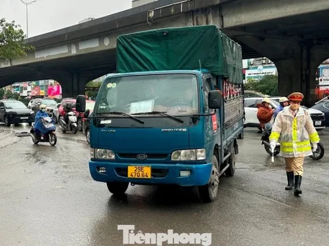 Cửa ngõ Hà Nội đông nghẹt, CSGT chặn xe tải vào nội đô giờ cấm