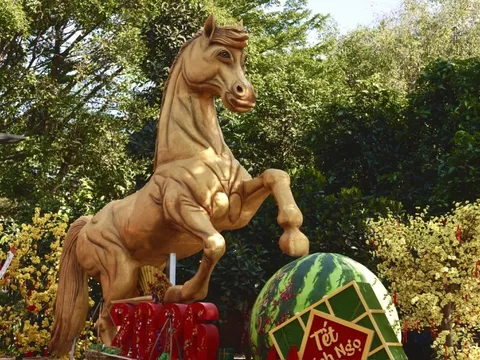 Nghệ nhân từng lập kỷ lục Việt Nam với 'rồng lu' tiếp tục ra mắt linh vật ngựa