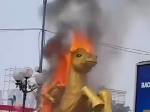 VIDEO: Linh vật ngựa bất ngờ bốc cháy tại quảng trường đông người
