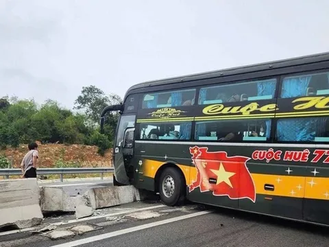 Khách hoảng loạn la hét khi xe mất lái, lao vào dải phân cách trên cao tốc