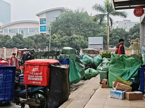 Mua sắm online bùng nổ dịp Tết, shipper quá tải