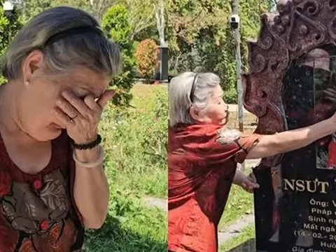 Người phụ nữ 82 tuổi tới mộ một nam NSƯT, bật khóc nức nở