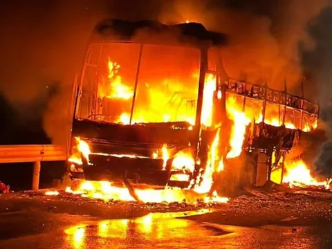 Xe khách cháy trơ khung trên quốc lộ 1 ở Đắk Lắk, giao thông ùn ứ kéo dài