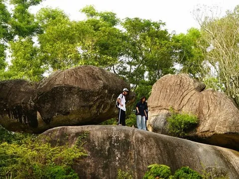 Câu chuyện ít người biết về hai tảng đá "khổng lồ" trên đỉnh núi ở Thanh Hóa