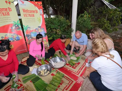 Du khách nước ngoài hào hứng với Tết Việt