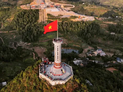 Lần đầu bắn pháo hoa Giao thừa tại Cột cờ Lũng Cú