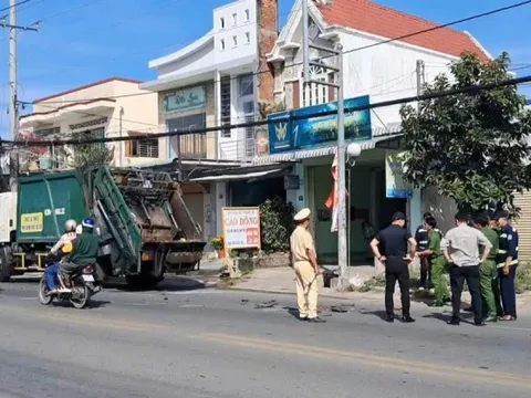 Tông vào đuôi xe rác lúc rạng sáng, nam thanh niên 22 tuổi tử vong