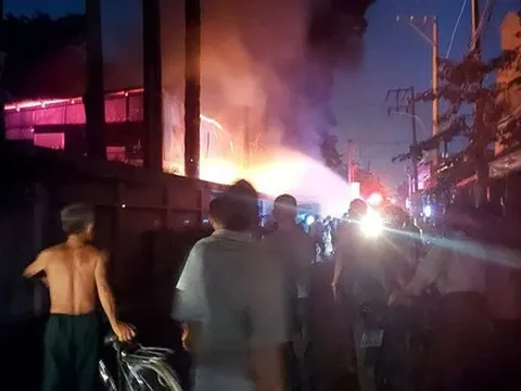 Khói lửa bốc cao từ nhà kho nhà thờ ở TPHCM