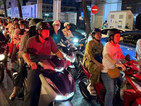 Đường phố trung tâm TPHCM "kẹt cứng" người tối mùng 2 Tết