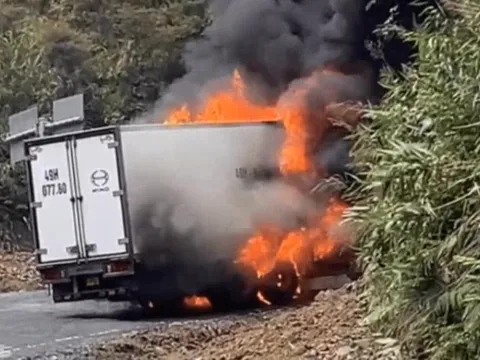 Xe tải bốc cháy dữ dội trên đèo Khánh Lê nối Đà Lạt và Nha Trang