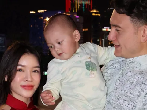 Gấp 3 visual Tết: Thủ môn Lâm Tây ôm con trai cưng, Yến Xuân vững phong độ nàng WAG quyến rũ nhất làng bóng đá